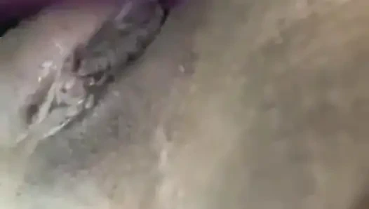 Yaramaz sarışın vajinasını oynuyor