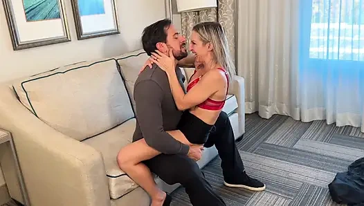 Temizlikçi Lora Cross Sam'a boyun eğdiriyor