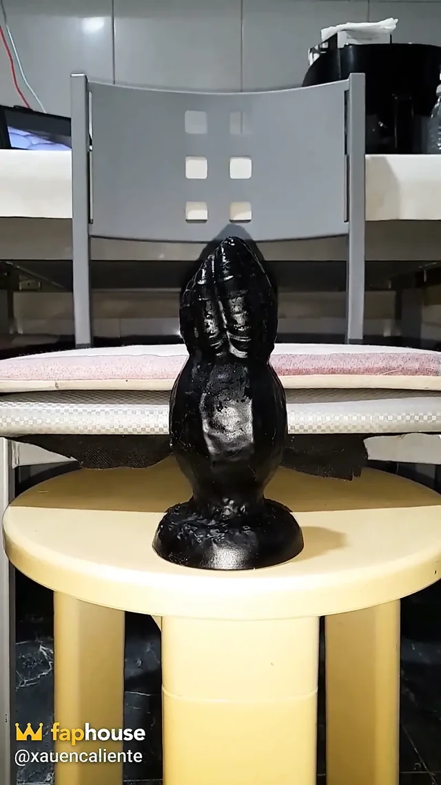 Kırılmış ve Genişlemiş Popom, Büyük ve Geniş Siyah Dildo Yakın Plan