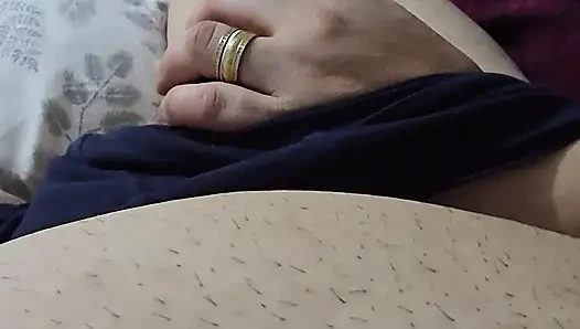 Üvey anne oda arkadaşına sikini çekerek ve bir gün boyunca mastürbasyon yaparak yardım ediyor