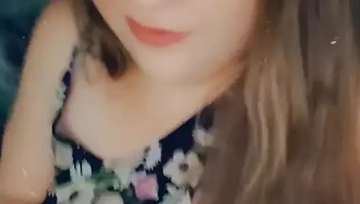 Muhteşem tombul kız meme teşhiri ve gülümseme