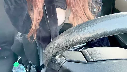 Artemisia ile tek başına araba sürmeyi ve büyük göğüslerini göstermeyi seviyor - uzun saç fetişi