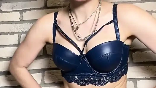 Köleme kırbaçla şaplak atiyorum