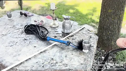 İki acımasız dommes tarafından eski moda bir aşağılama