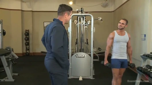 Ürkütücü tamirci spor salonundaki delikanlıya işkence ediyor