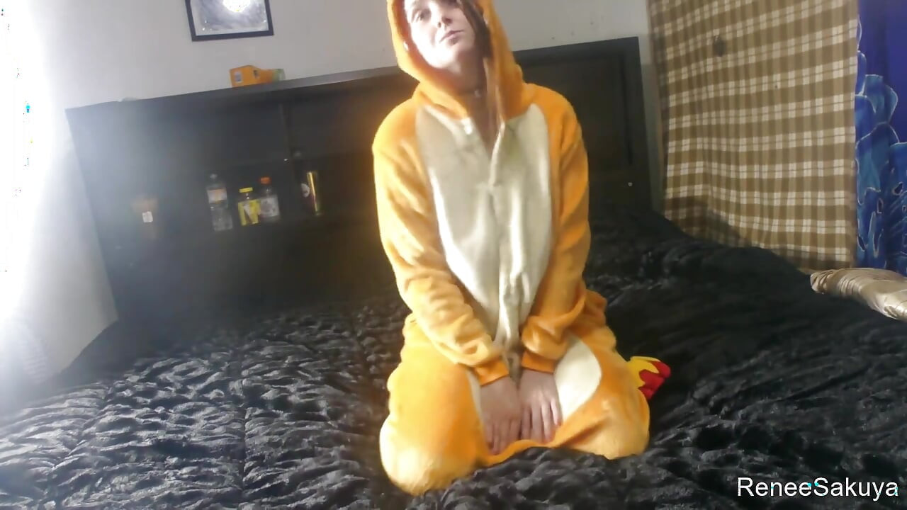 Charizard takım elbiseli Renee Sakuya dans ediyor, sessiz film