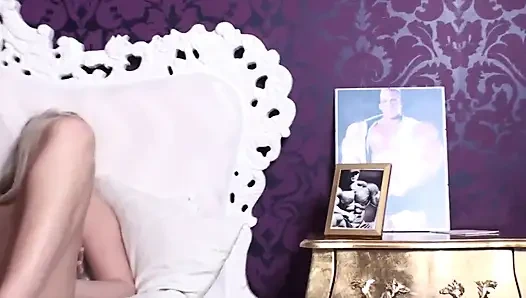 Ateşli kızlar mastürbasyon yapıyor ve köleyi azdırıyor