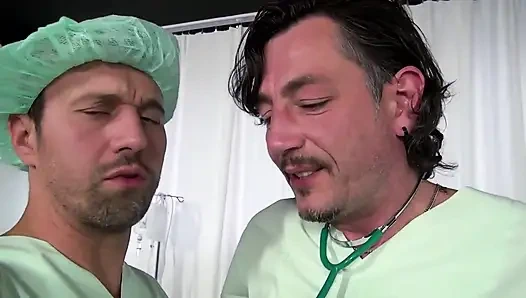 Hastanede amcık kontrolü... Üçlü amcık sikişi