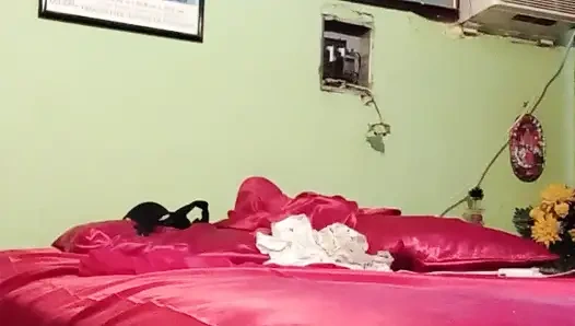 Çekici bekar kadın onun oyuncağı