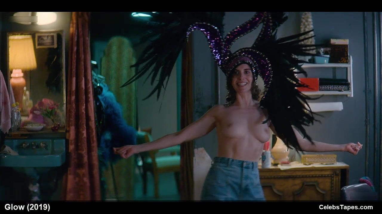 Actress alison brie çıplak üstsüz ve bikini film sahneleri