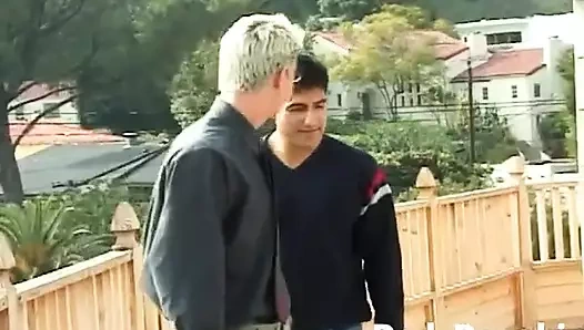 Adamlar kapsamlı bir sikişten sonra boşalana kadar mastürbasyon yapıyor