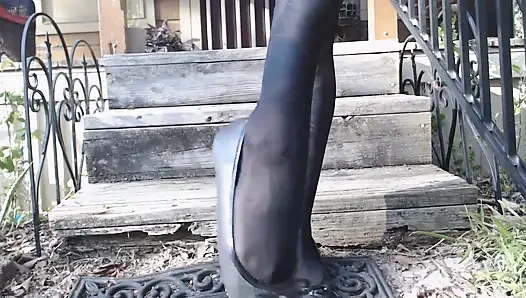 Düzlerde merdivenlerde açık havada ayakla mastürbasyon