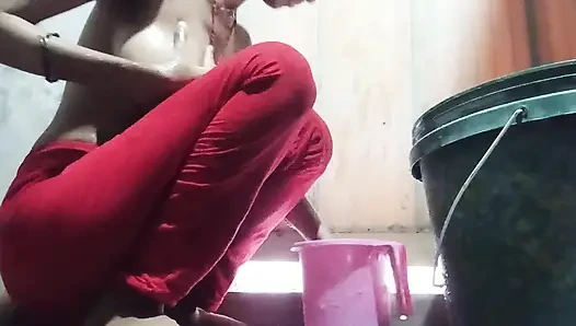 Hintli kadın kıllı siyah amcığını ve sıska götünü gösteren sevgilisi için banyo yapıyor.