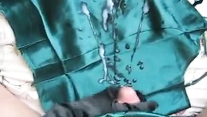 Yeşil saten içine boşalıyor