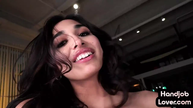 Настоящая 21-летняя любовница по дрочке балует хуй своими намазанные маслом руками в видео от первого лица