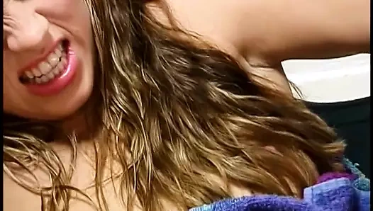 Güzel dik göğüslü sevimli esmer ıslak amına büyük bir yarak alıyor