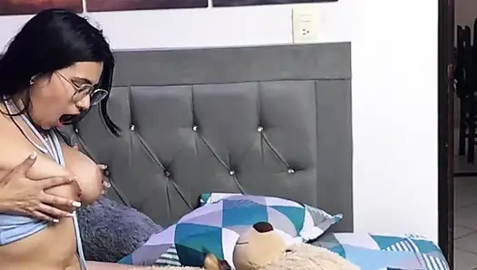 Ateşli öğrenci koşumunu oyuncak ayısına sokuyor, üstüne çıkıyor, öpüyor ve okşuyor