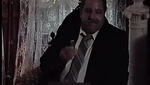 Mafya patronu Alyssa Love'ın genç üvey kızı üvey babasının ortamında gerçek fare bulabildi