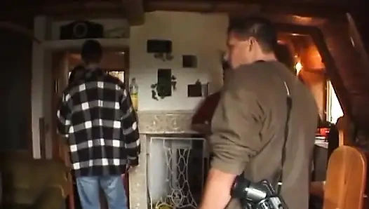 Amatör çift nehir kenarında battaniye üzerinde sikişiyor