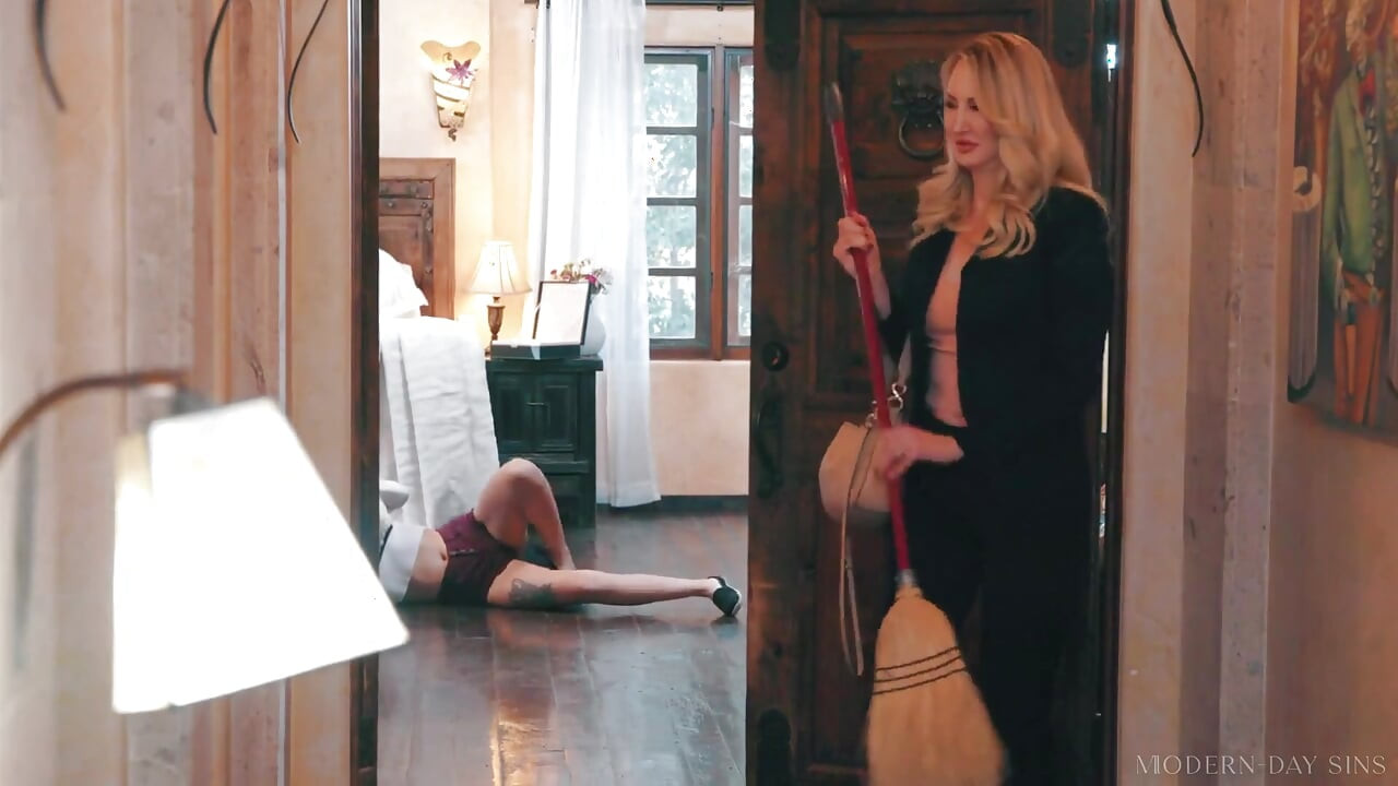 Modern zamanların günahları - orta yaşlı seksi kadın Kendra James genç dolandırıcı Indica Monroe'yu amını yalayarak disipline ediyor!