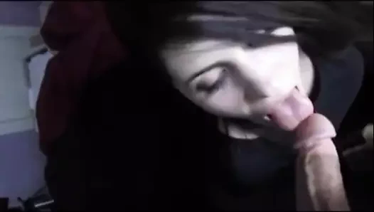 Sıcak esmer berbat bir büyük beyaz horoz ve gets bir yüz