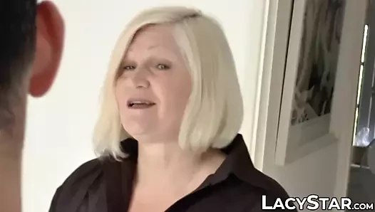 Busty olgun bayan şiddetle dövülerek ve püskürtülür ile boşalmak