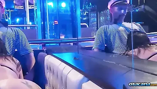 Gece kulübünün içinde taç bana ateşli verdi
