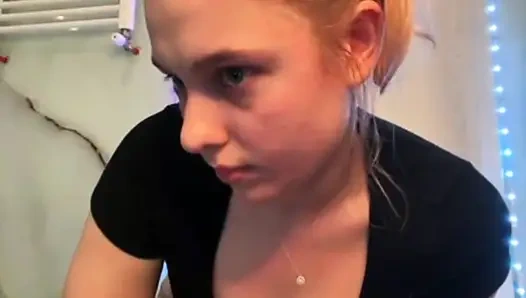 Jucielussie banyoda mastürbasyon yapıyor yakın çekim