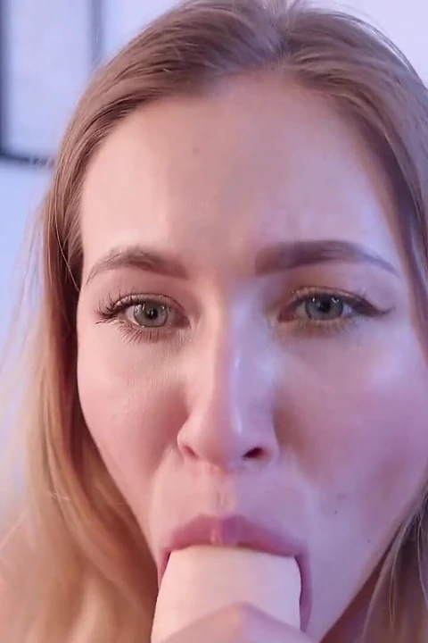 Stella Cardo ustaca bir oyuncağı emiyor