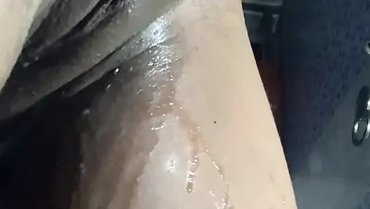 Kremsi zenci genç kız dışarıda ebeveynlerinin yatağında sikiliyor - ateşli sikiş