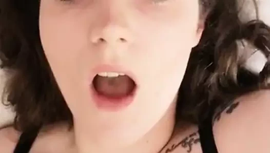 Courtney, seksi İrlandalı sürtük