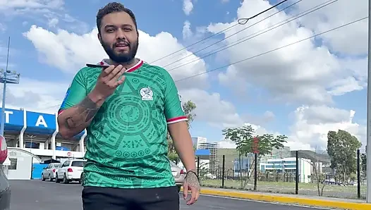 DÜNYA KUPASı'NıN BILETLERINI DAĞıTıYOR