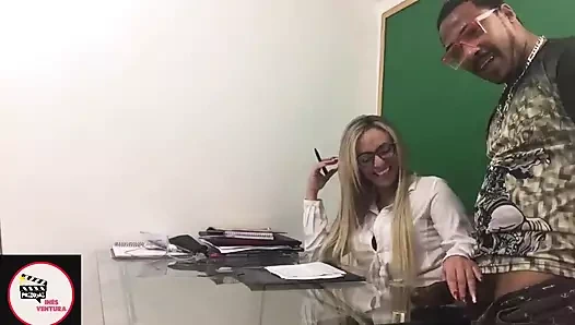 Siyah catra sınıfta öğretmeni sikiyor