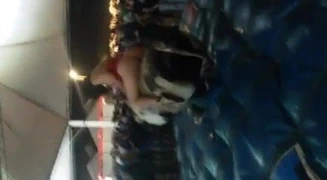 Mostrando a bunda da esposa