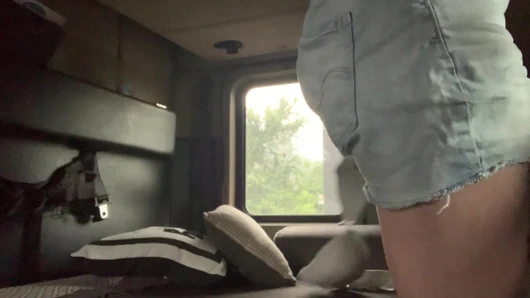 Evli kadın rastgele bir kamyoncuyla sikişiyor