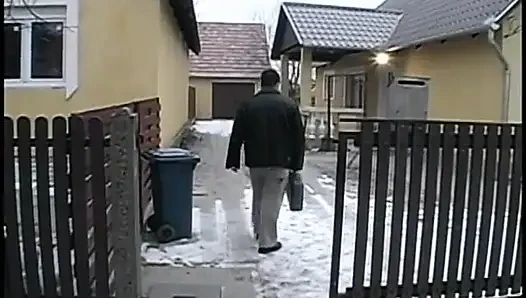 At kuyruklu kız cerrahi maskeli doktoru emmek için diz çöküp boşalıyor