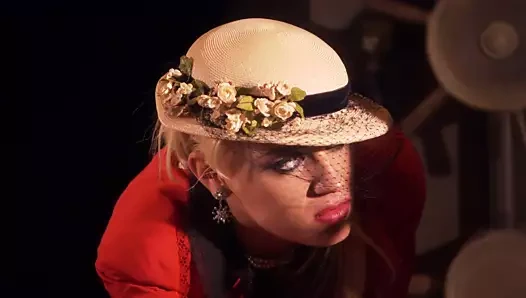 Sevimli orta yaşlı seksi kadın merdivende sert seks yapıyor