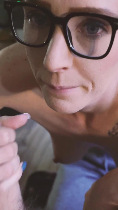 Şımarık inek kız sünnetikle oynuyor, yarak emiyor ve sonra memelerini siktiriyor ve gözlüklere boşalıyor