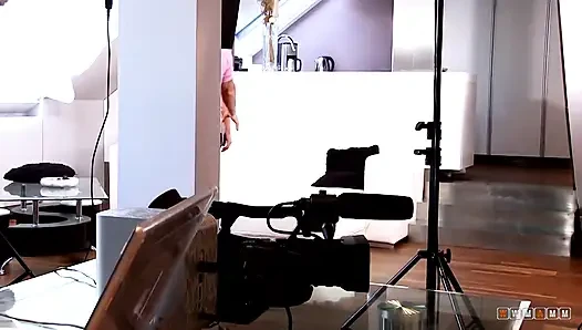 Sahte memeli çarpıcı sarışın fotoğraf çekiminde sikiliyor