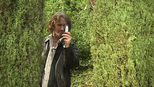 Uzun saçlı sarışın darbe karşılığında şiddetli delme alır