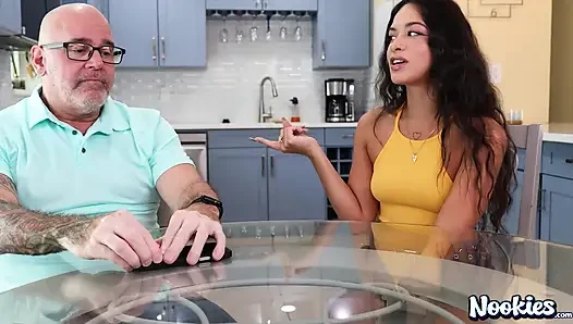 Luxe la fox üvey annesinin erkek arkadaşının büyük yarağa binişi için yalvarıyor