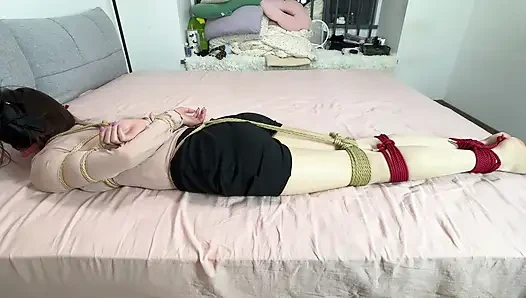 Ol yatakta zorlanıyor, sarkan bacaklar orgazmı