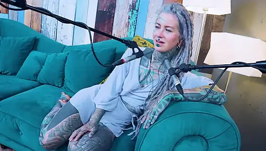Z hakkında konuşuyorum - zeal - asmr podcast sfw konuşuyor gotik sıska kız dreadlocks dövmeli model dövmeli kız