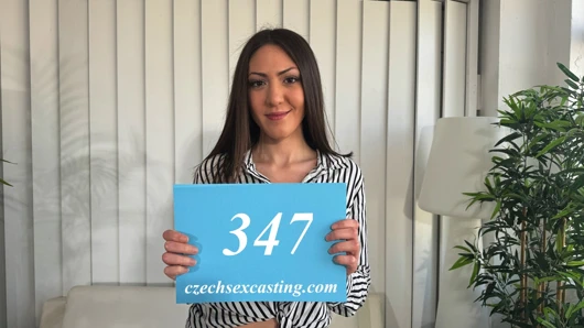 Süper seksi İtalyan bebek ıslak amcığını açıyor