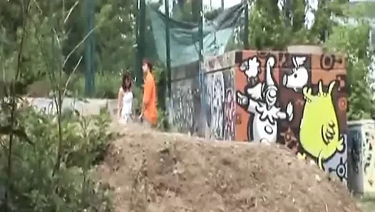 Harika düzgün vücutlu ateşli Alman genç kız parkta sikiliyor