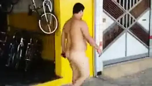 gordinho pelado na rua