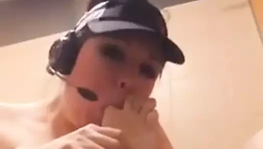 Junge Drive-In Fettnutte leckt sich die Zehen!