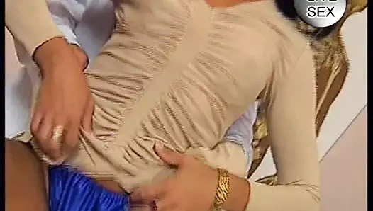 Dr. gibt der notgeilen Milf die Schluckimpfung