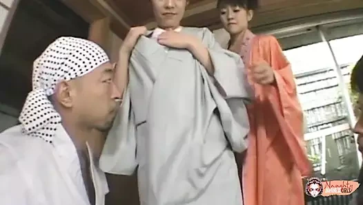 İki azgın Asyalı kız bir adamı üçlü sekste kıllı sıkı amcıklarını sikmeye davet ediyor