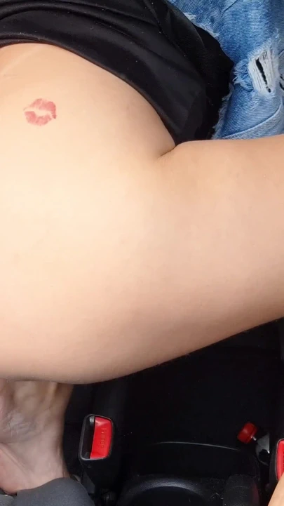 Yine arabada adamla sikişiyor!